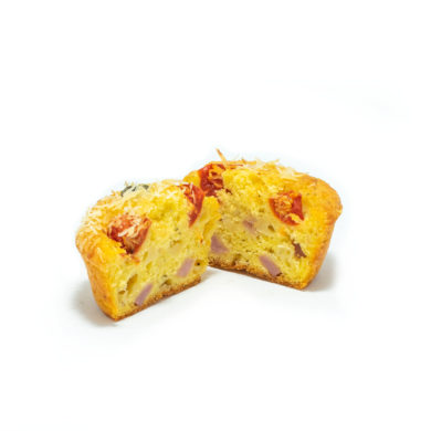 Rozkrojený sýrový muffin se šunkou